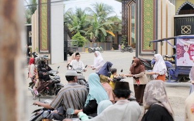 OSIS PRAMUKA (OSPRAM) BERBAGI TAKJIL GRATIS UNTUK PENGGUNA JALAN