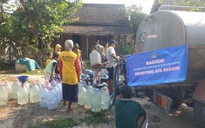 Kekeringan, MA Al Manar Salurkan Bantuan Air Bersih